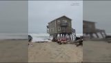 海辺の家が海に崩れ落ちる
