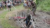 Cyklisten faller med huvudet i leran