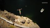 Dykning utanför klipporna i den sjön Agios Nikolaos