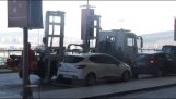 Γερανός σηκώνει παράνομα παρκαρισμένο αυτοκίνητο σε λιγότερο από 1 λεπτό