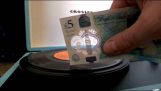 Το νέο χαρτονόμισμα 5 λιρών παίζει δίσκους βινυλίου