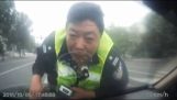 Rattfyllerist gör “rida” en trafikpolis