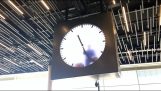 L'horloge inhabituelle à l'aéroport d'Amsterdam