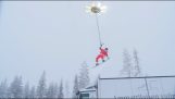 Flygande jultomte med en drönare