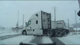 Tog kolliderte med lastebil trailer