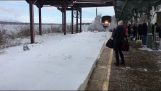 Τρένο εναντίον χιονιού σε σιδηροδρομικό σταθμό