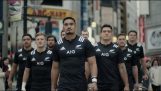 Rugby team av New Zealand sparer forbipasserende