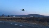 A baixa altitude um Sukhoi Su-37 conduz à destruição