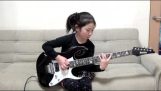 En 8 år gammel jente fra Japan spiller “Gjødsles etterpå” på elektrisk gitar
