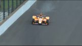 De Fernando Alonso raakt twee vliegen in zijn auto