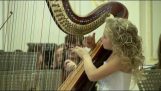 De harpiste 9- avec sa musique envoûte