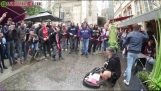 Fans av Ajax “trakasserande” en homeless musiker