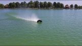 coche de control remoto en movimiento en el agua