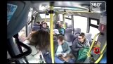 En lommetyv i aksjon på bussen (Russland)