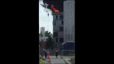 クレーンオペレーターの救助作業員は燃えて建物の中に閉じ込め