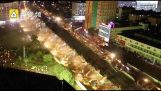 200 bagr demolice nadjezdu v noci (Čína)