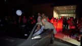 Pasgetrouwden in convertibles (Fail)