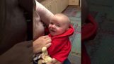 Un bebé oye sonidos por primera vez