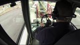 Palomies johtaa suuri perävaunu paloauto