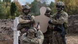Le forze speciali russe facendo esercizi con vivere munizioni