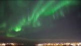 Het noorderlicht vanaf een balkon in Reykjavik