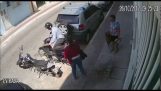 Forbipasserende bryte tre en tyv, som forsøkte å forlate med en kvinne maskin