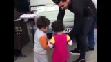 En lille dreng beder om mad til sin kæreste, efter det ødelæggende jordskælv i Iran
