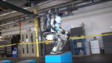 Atlas robot gör en perfekt omvänd kullerbytta