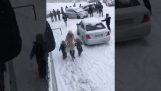 ロシアで最初の雪で…
