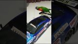 Parrot gjør gå med en fjernstyrt bil