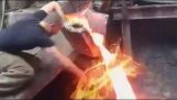 muncitor Steelworks pune mâna în metal topit