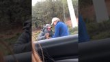 एक आदमी एक बेघर करने के लिए जैकेट देता है