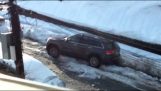 Angry kuljettaja kaatuu autonsa lumessa
