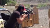 Keanu Reeves en prácticas de tiro