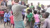 Děti v Africe poslouchají poprvé housle