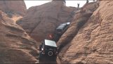 Jeep Cherokee klättra en mycket brant klippa