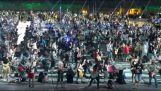 1.200 músicos tocando “Cheira a espírito adolescente”