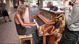 En hjemløs spiller smukt på klaver