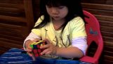 Ein Mädchen von zwei Jahren löst den Zauberwürfel in 70 Sekunden
