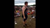 Den forferdelige dansetrinn av en ungdom i musikkfestival