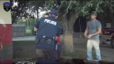 Policajt zachráni život malého dieťaťa