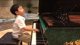 חמישה ילדים בגילאי משחק שופן על הפסנתר