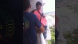 Ember vásárol ejtőernyő az interneten, és ugrás az erkélyen