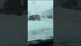 30 bil haug på vei med snødekke