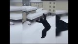 Hypätä ikkunasta syvässä lumessa