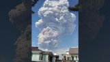 erupção vulcânica enorme na Indonésia