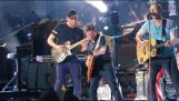Coldplay ve Michael J. Fox παίζουν το “Johnny B. Goode”