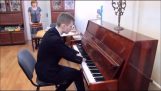 손가락 없이 태어난 15 년 오래 된 피아니스트