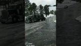 camioane grele pe un deal de gheață