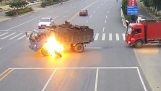 Motocicleta choca con camión y envuelto en llamas